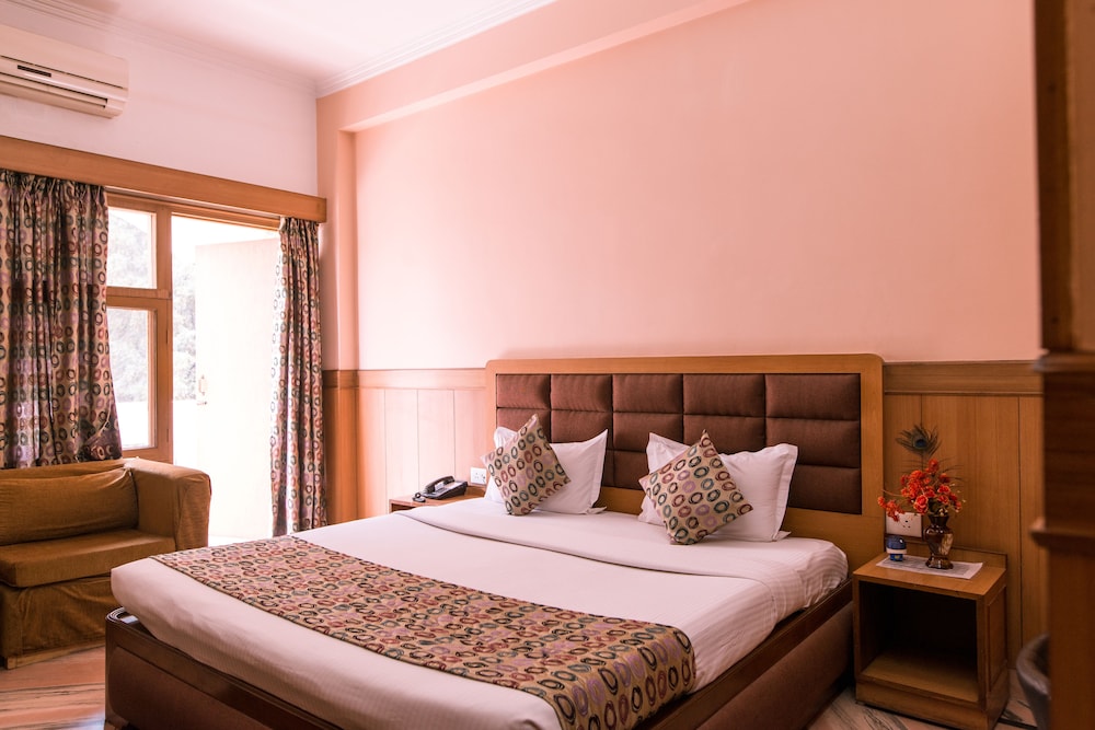DELUXE, DOUBLE OR TWIN BED