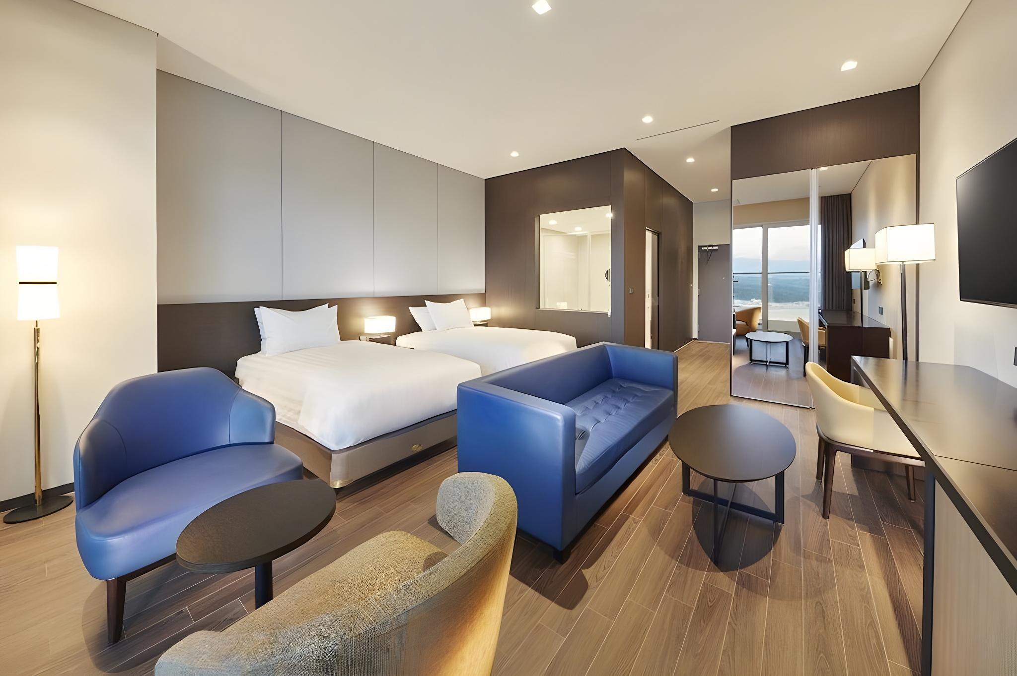 Ambassador, Suite, Lake View, Pool Access