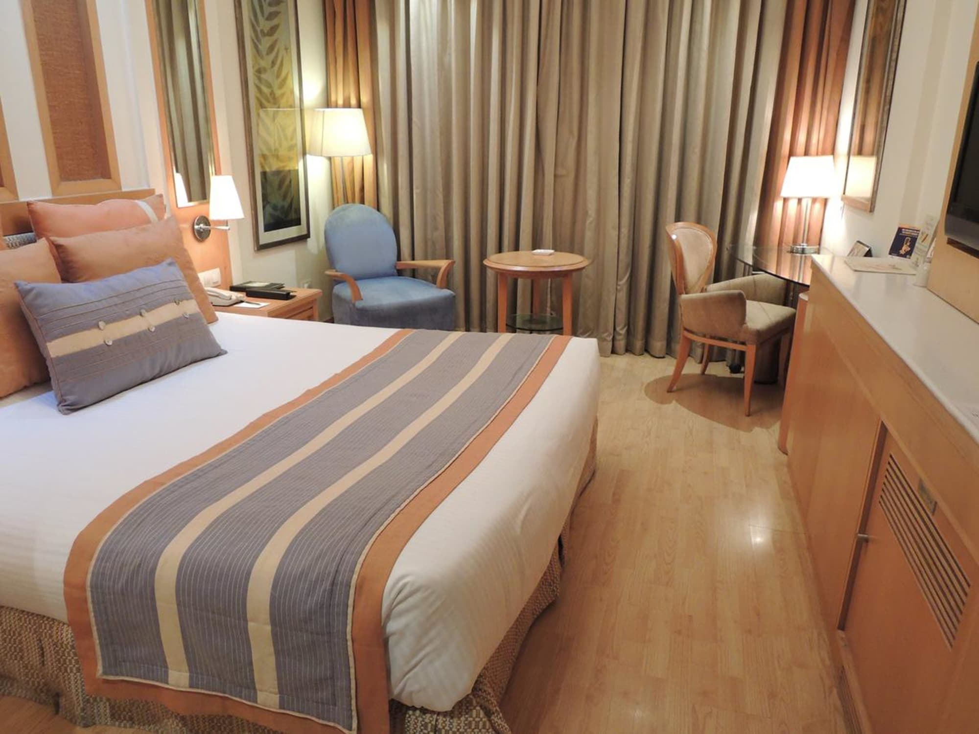 DELUXE, DOUBLE BED, CITY VIEW, SMOKING