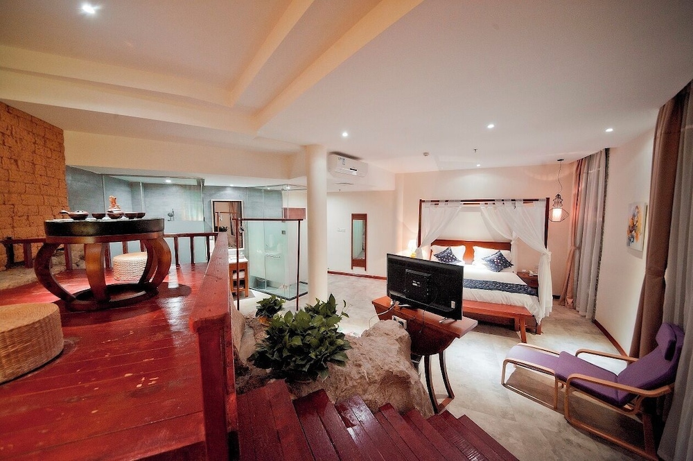 Guilin Crystal Crescent Moon Hotel 56/71