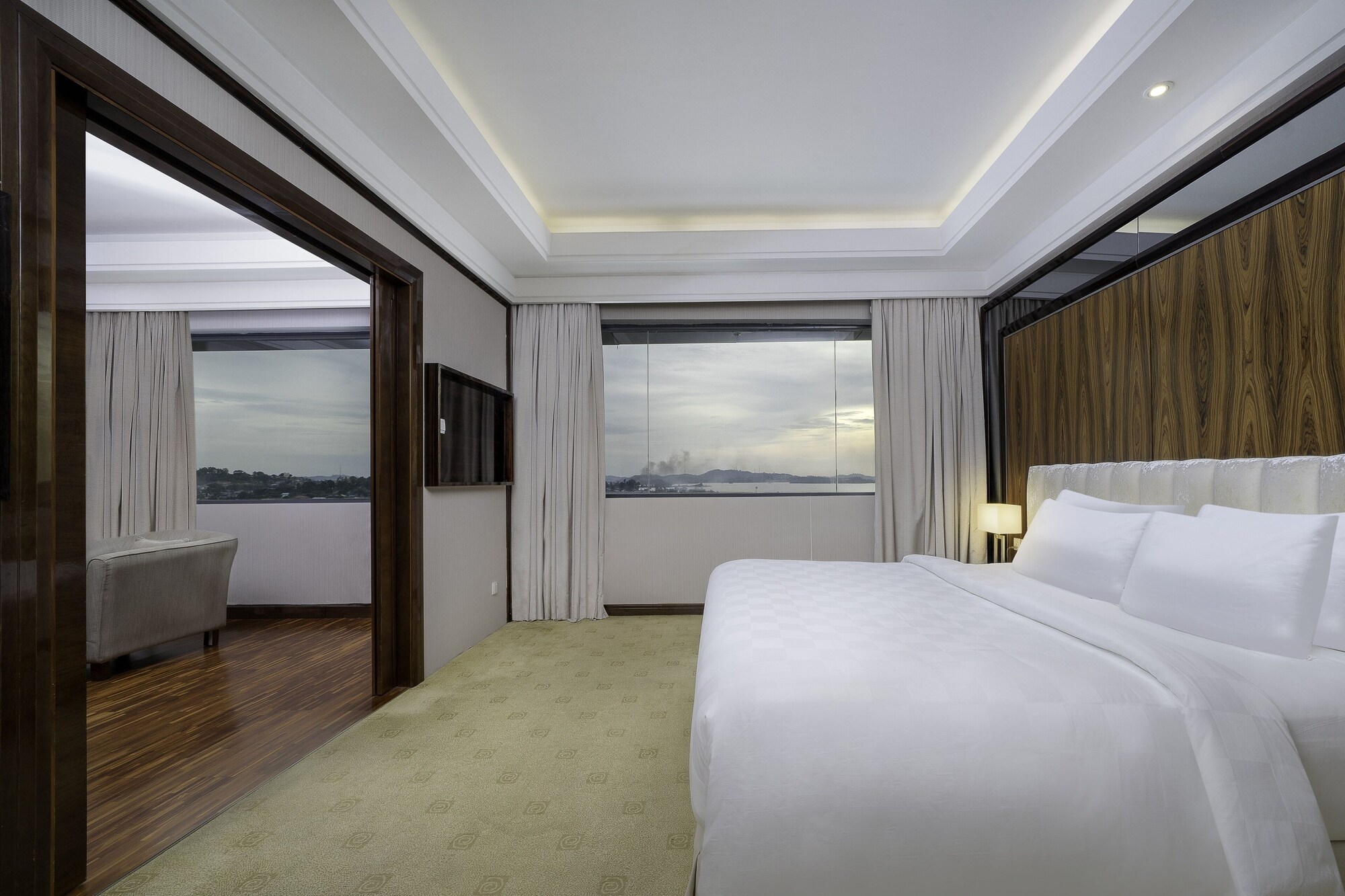 JUNIOR SUITE, KING BED