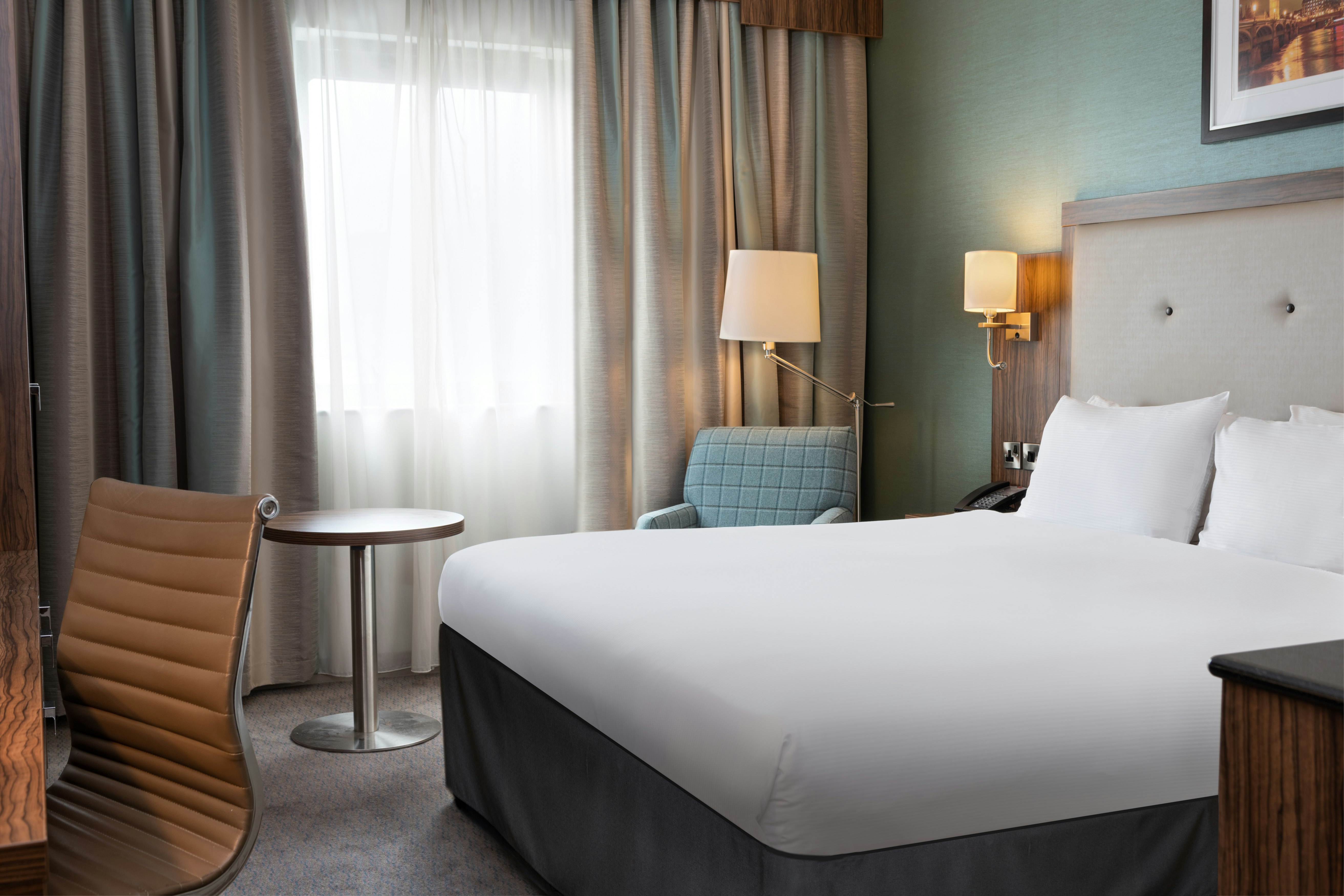 DELUXE, KING BED