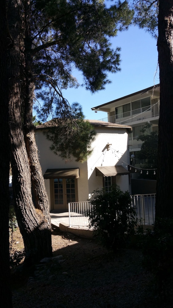 Mariposa Hotel 2/58