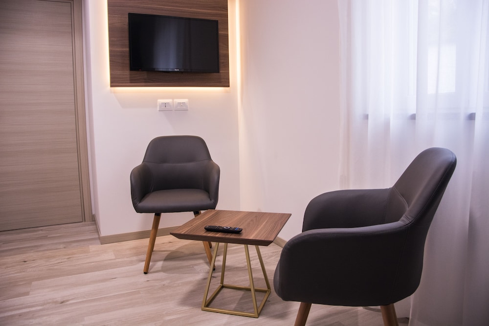 8 Room Hotel 63/80