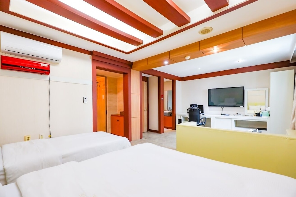 Charlot Castle Hotel 11/49