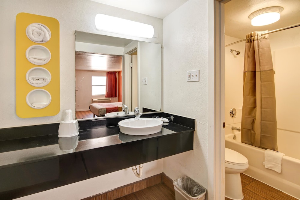 Motel6 Dallas, TX - Forest Lane 27/41