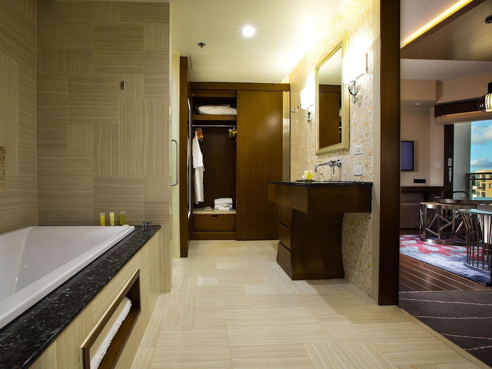 Dusit Thani Guam Resort 49/50