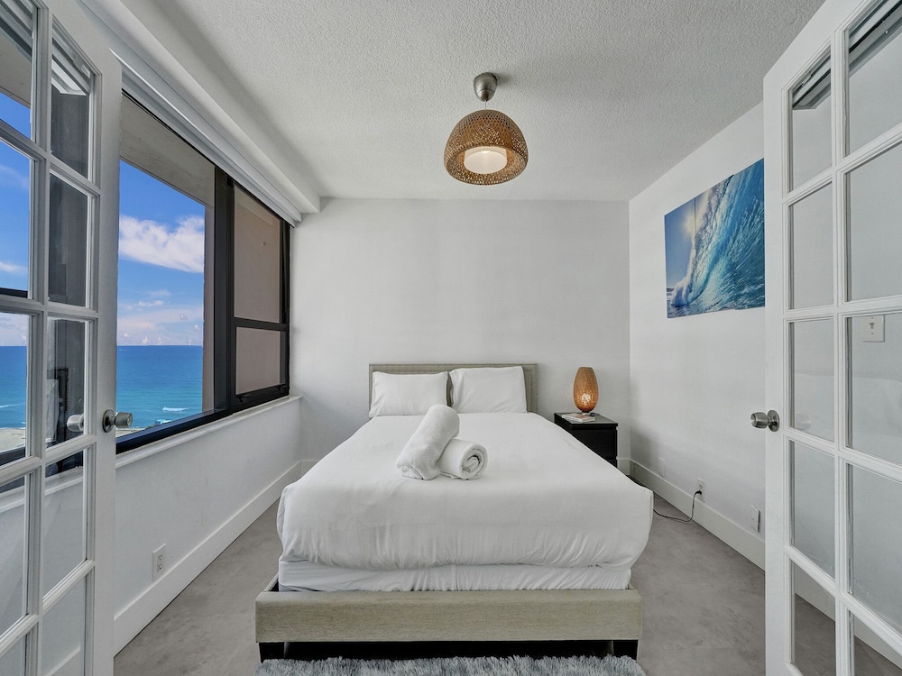 Cozy, Condo, 3 Queen Beds, Beach Front, Sofa