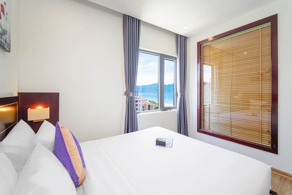 ROOM, QUEEN BED, PARTIAL SEA VIEW