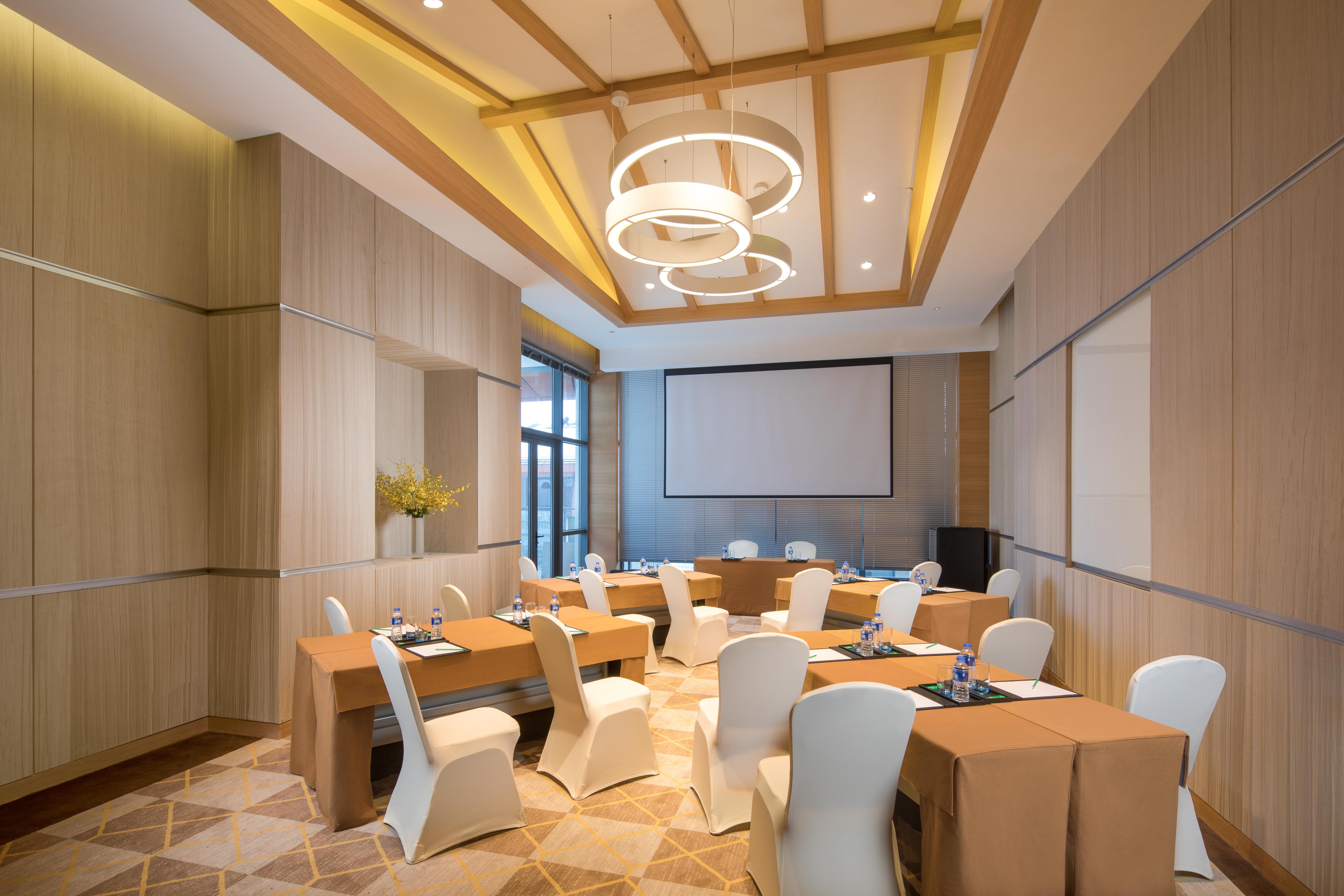 HOLIDAY INN KUNSHAN HUAQIAO 27/50