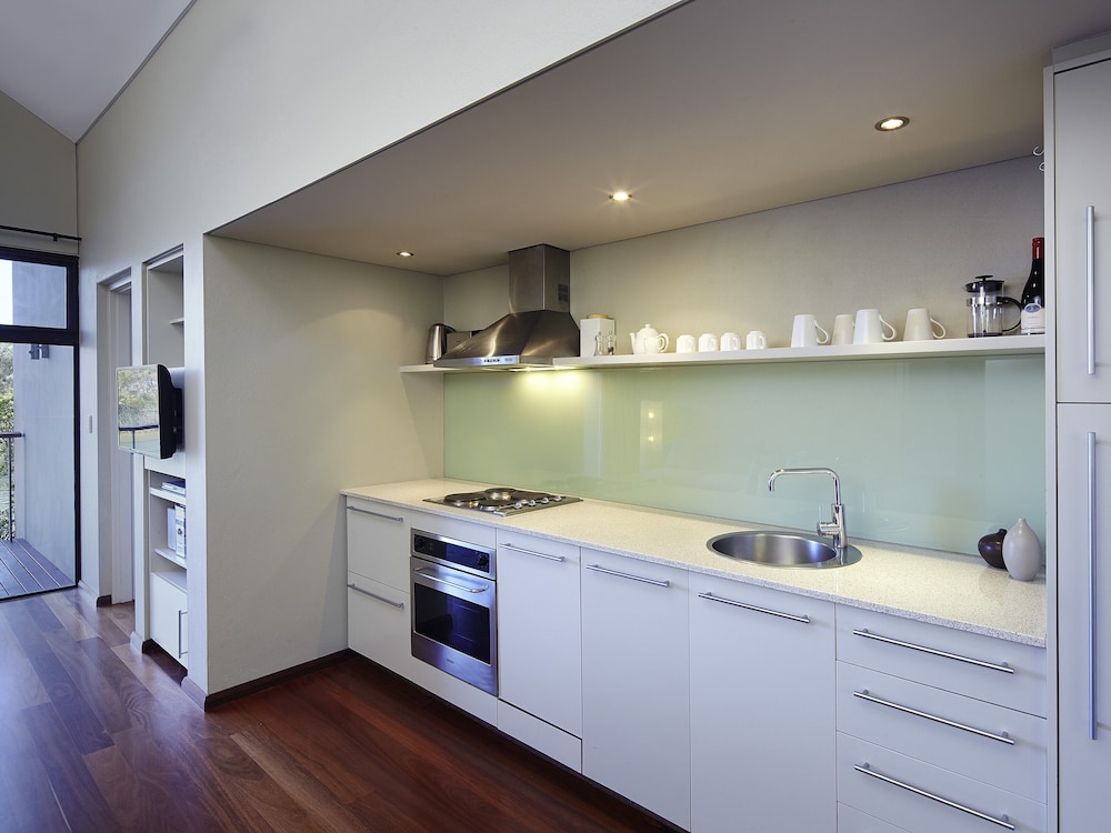 غرفة بسرير مزدوج بإطلالة على البحيرة بغرفة نوم واحدة، Pullman Bunker Bay Resort Margaret River Region 5/5