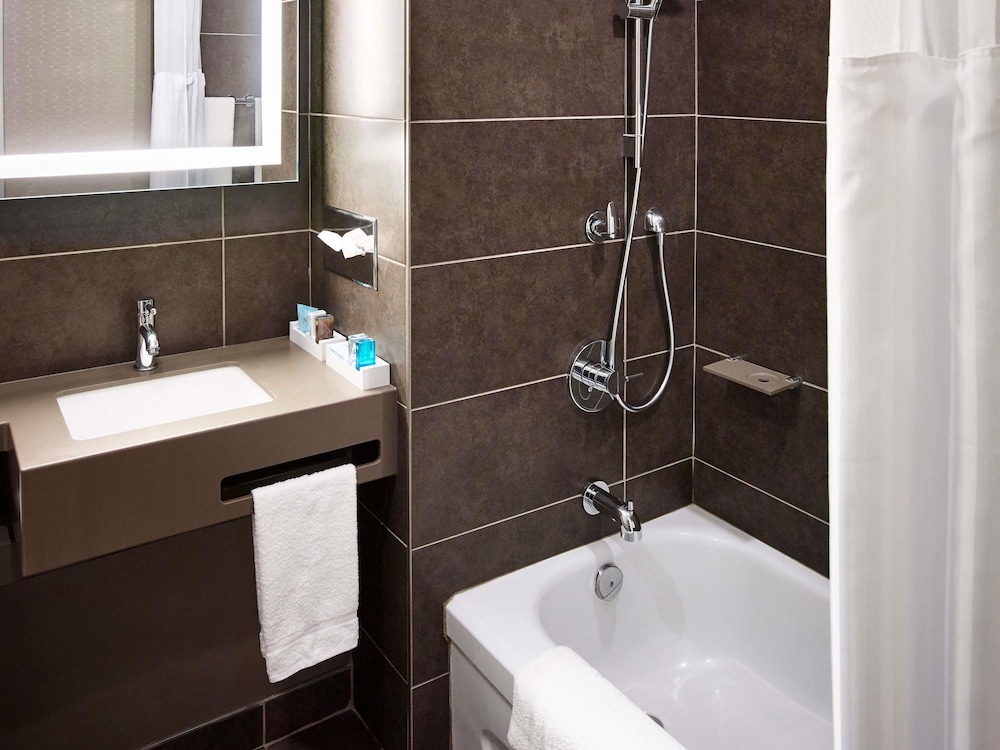 Novotel Toronto North York 71/72