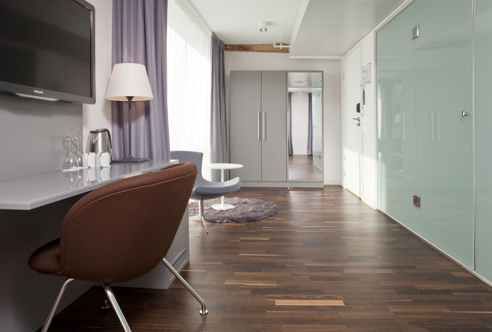 QUALITY HOTEL WATERFRONT 37/47
