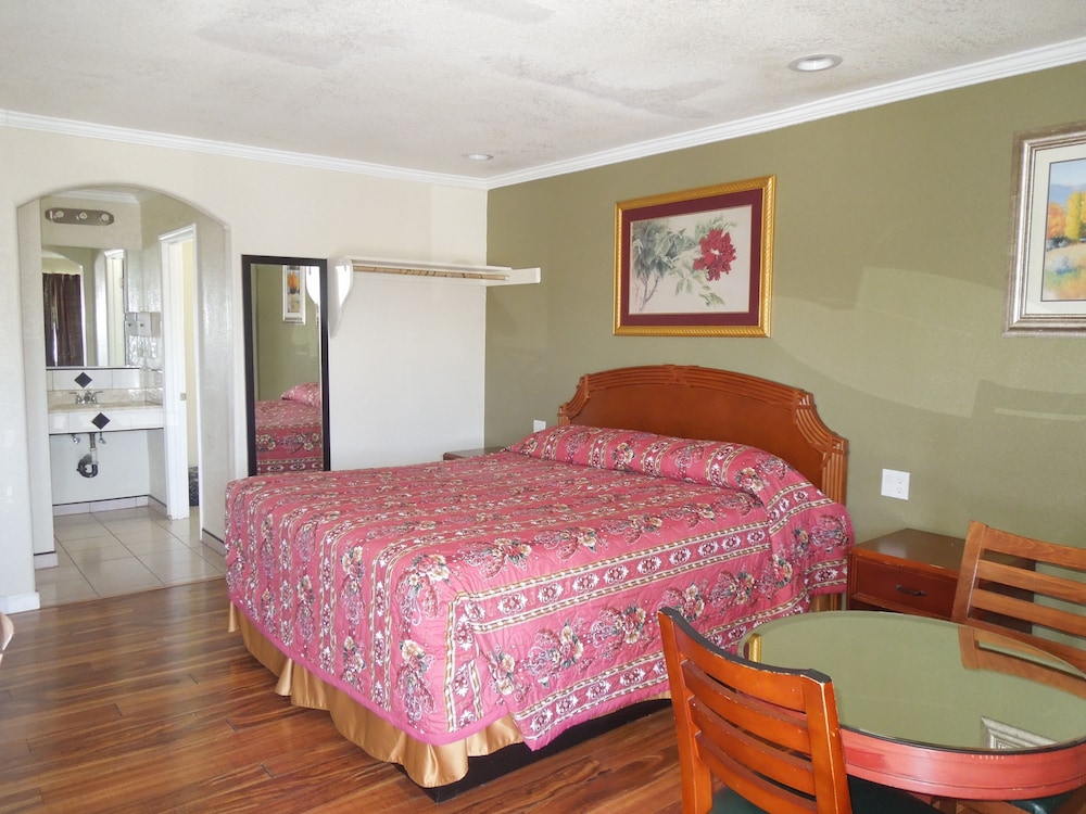 Castaway Motel 16/48