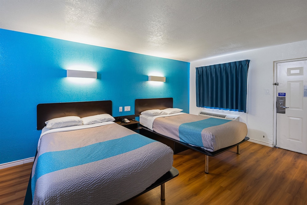 Motel6 Grand Prairie, TX - Interstate 30 34/51