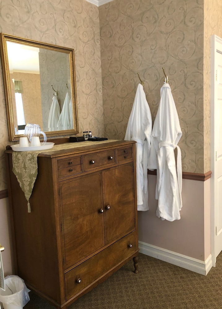 Rogues Harbor Inn 46/50