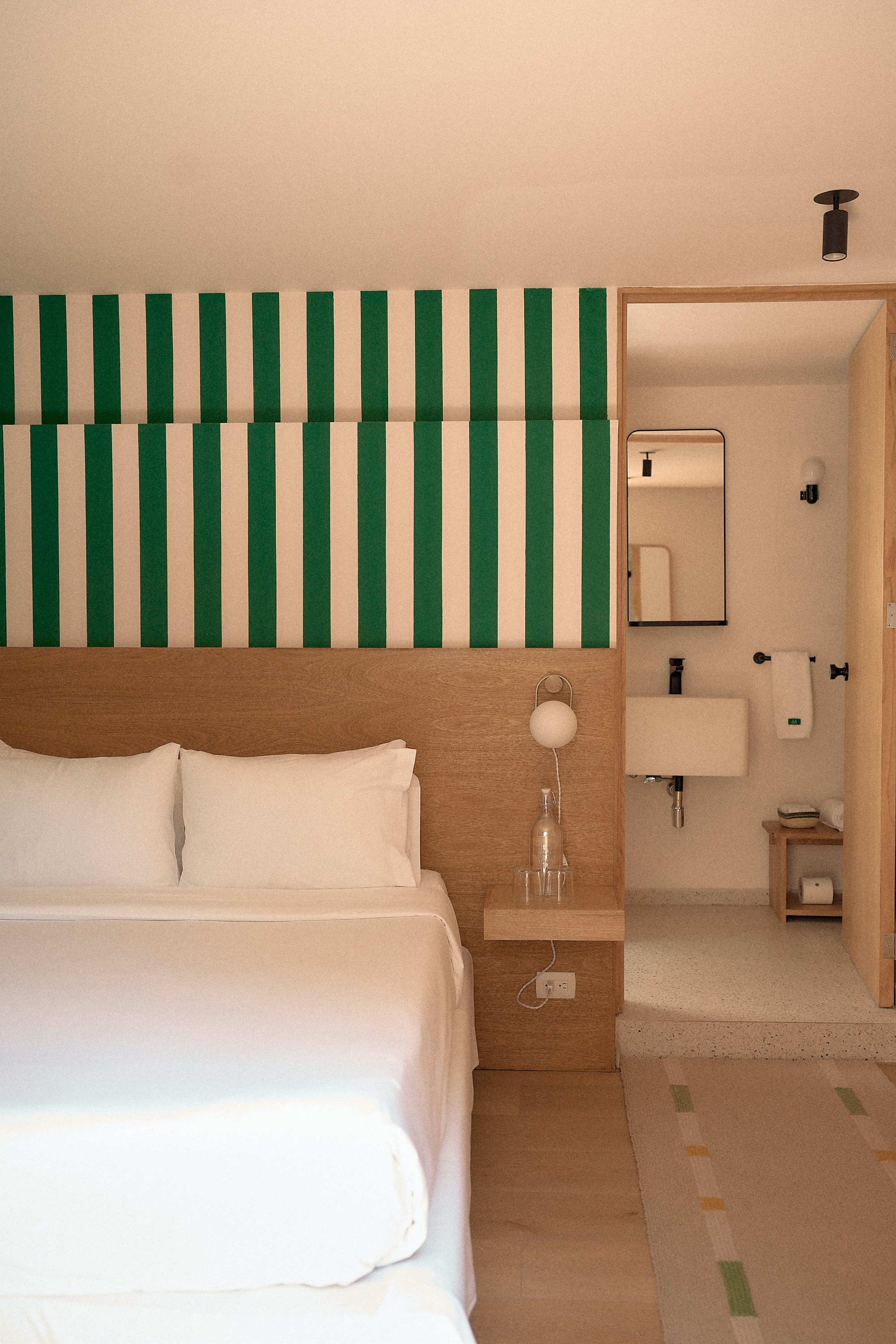 Room, Queen Bed, Street View