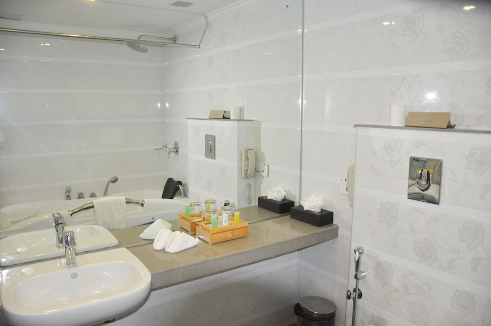 Lake Palace Hotel Trivandrum 41/44