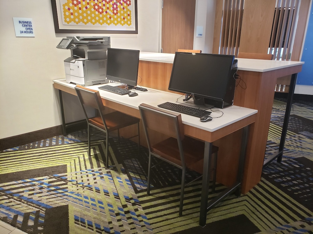 Holiday Inn Express Suites Nashville North Springfield 67/77