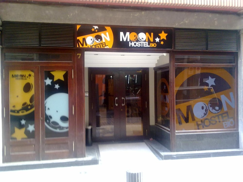 Moon Hostel Bio 2/34