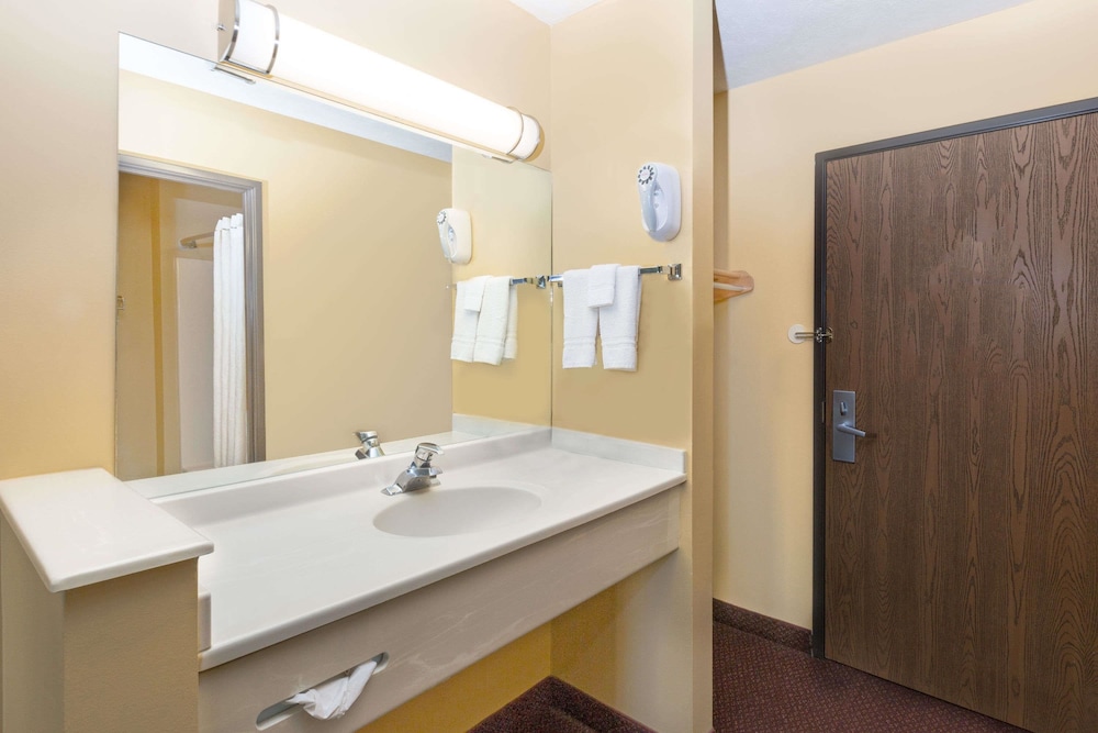 Super 8 by Wyndham Crete 8/27