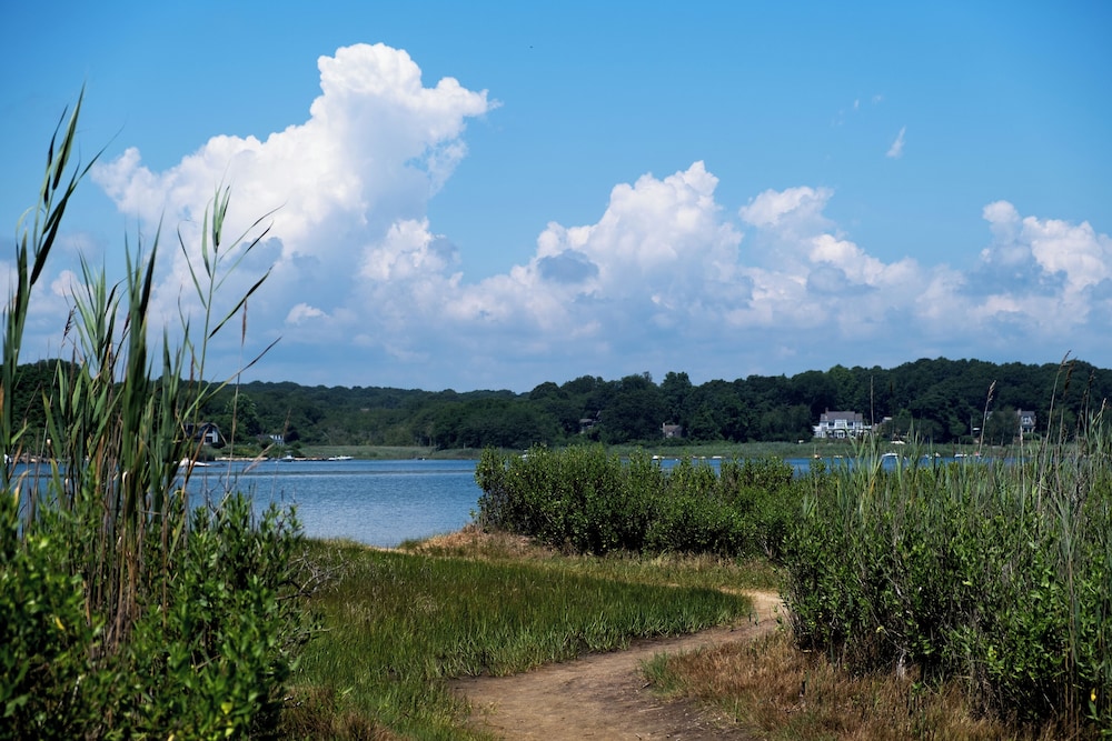 Shelter Harbor Inn 62/72