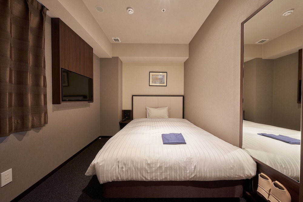 ROOM, DOUBLE BED, NO CLEANING SERVICES