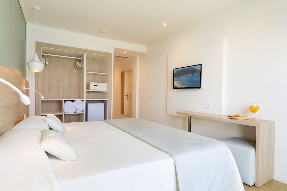 ROOM, DOUBLE BED, PARTIAL SEA VIEW, BALCONY