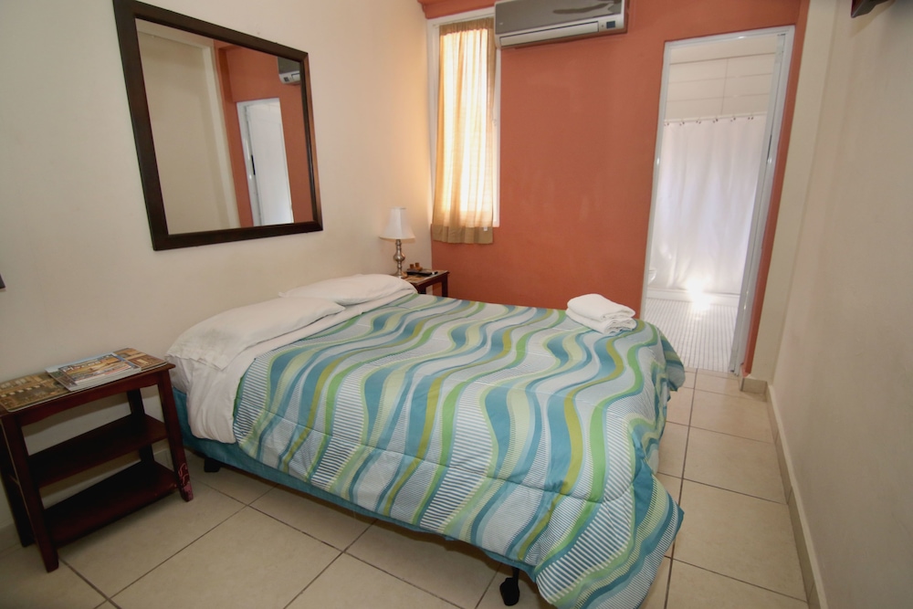 ROOM, QUEEN BED