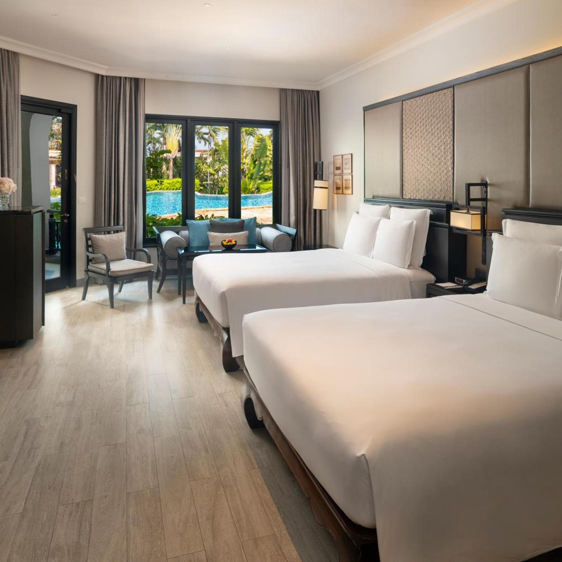 Junior Suite, Queen Bed, with Pool, Club Lounge Access