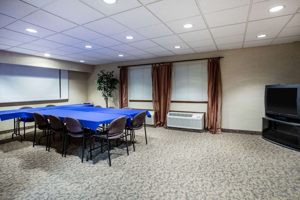Travelodge by Wyndham Colorado Springs Airport/Peterson AFB 41/44