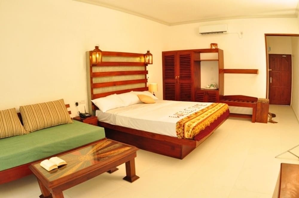 Oasey Beach Hotel 26/69