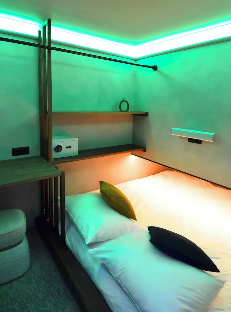 The Hyve Capsule hostel Amsterdam 7/24