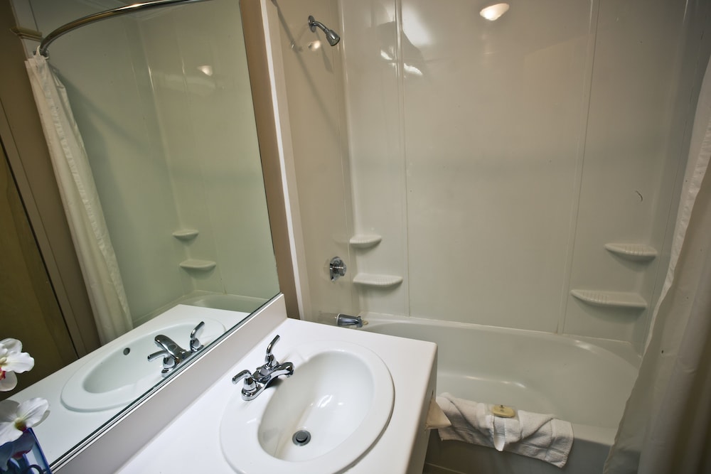 Classic, 2 Double Beds, Condos And Hotel Stoneham 4/4