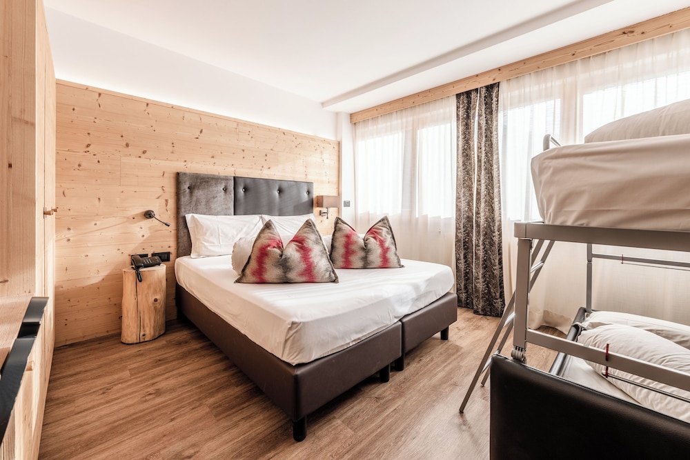 FAMILY, BUNK BED, BACK SIDE