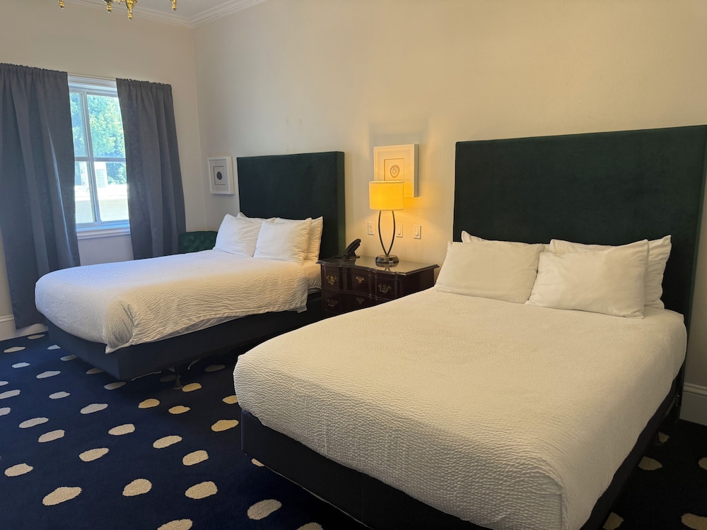 جناح ديلوكس بسريرين كوين، The Sterling Hotel 2/10