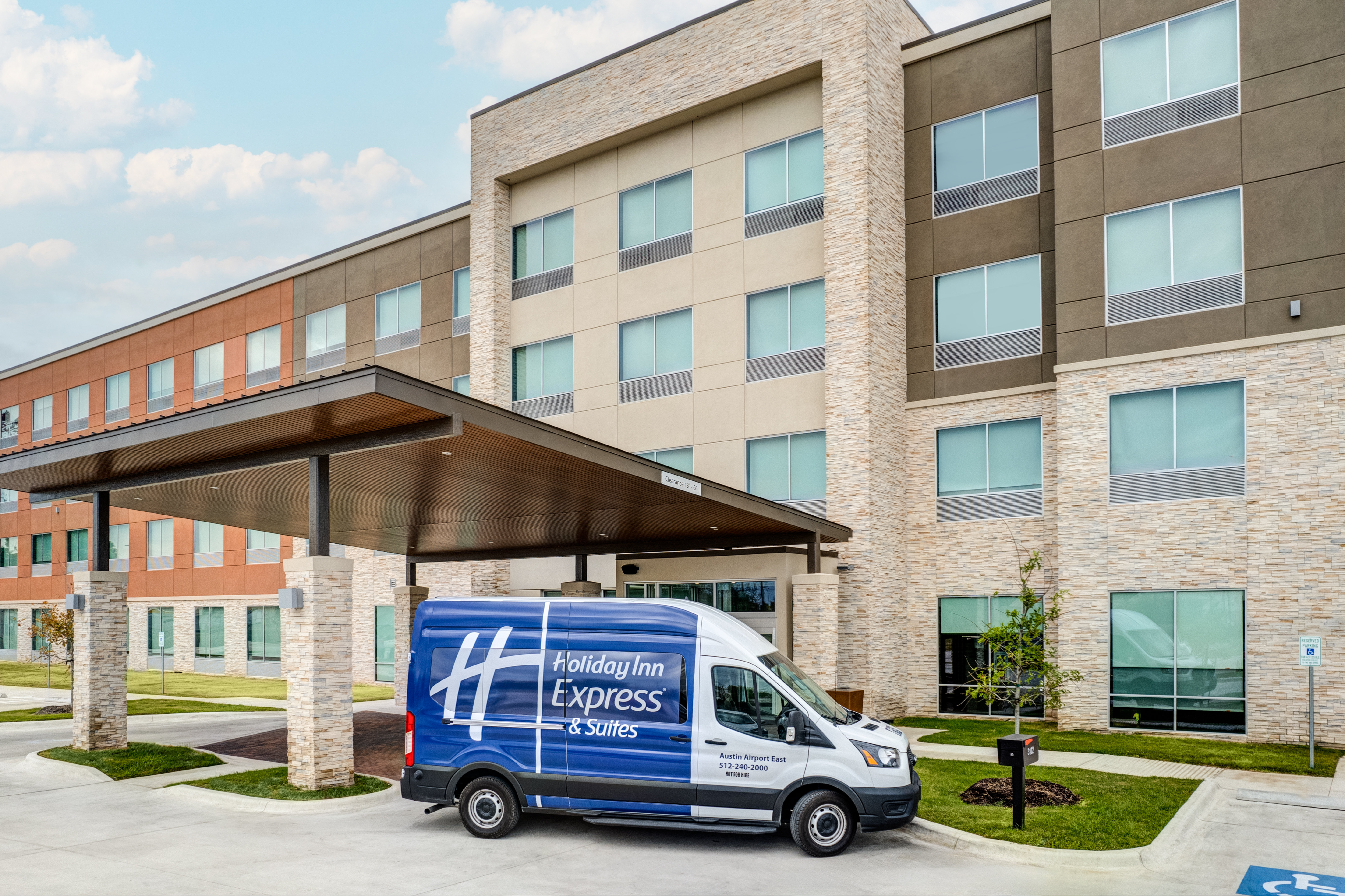 Holiday Inn Express & Suites Austin Airport East 42/44