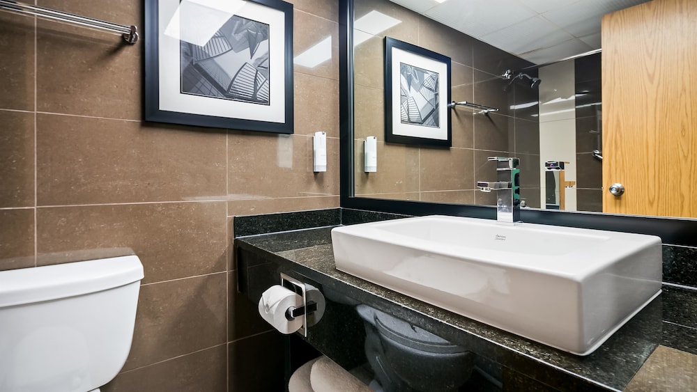 غرفة قياسية بسريرين كوين يُسمح فيها بالحيوانات الأليفة، Village Park Inn Calgary 5/6