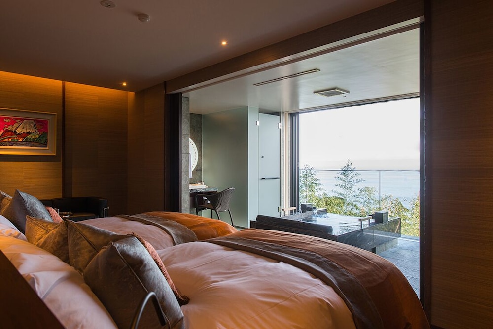 ROOM, TWIN BEDS
