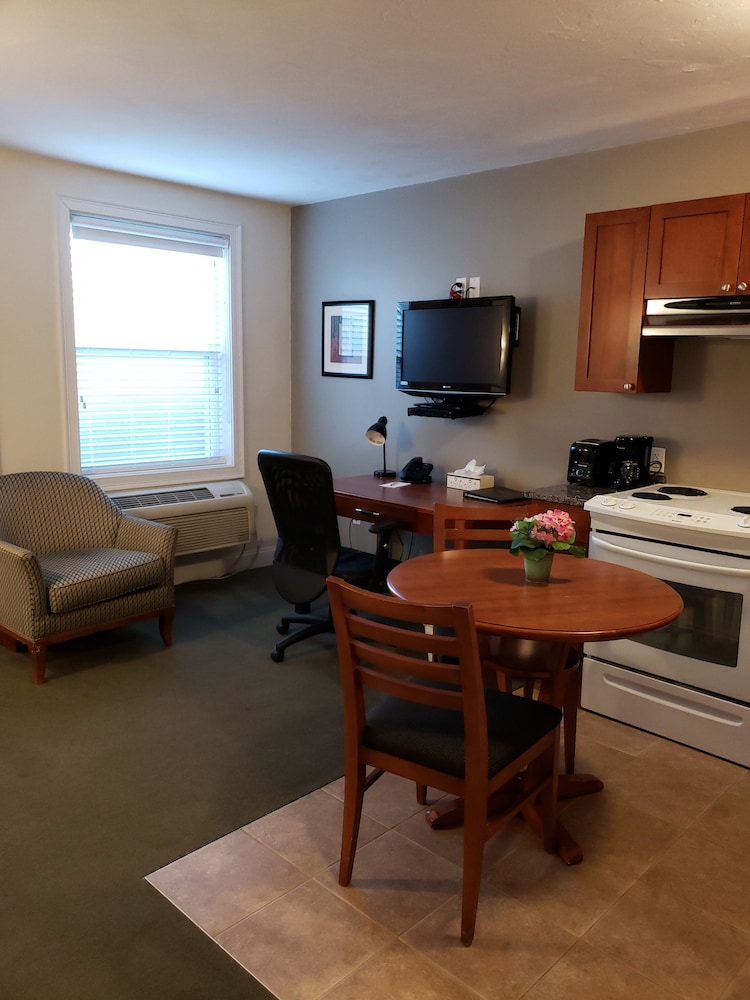 Crescent Suites Hotel 39/57