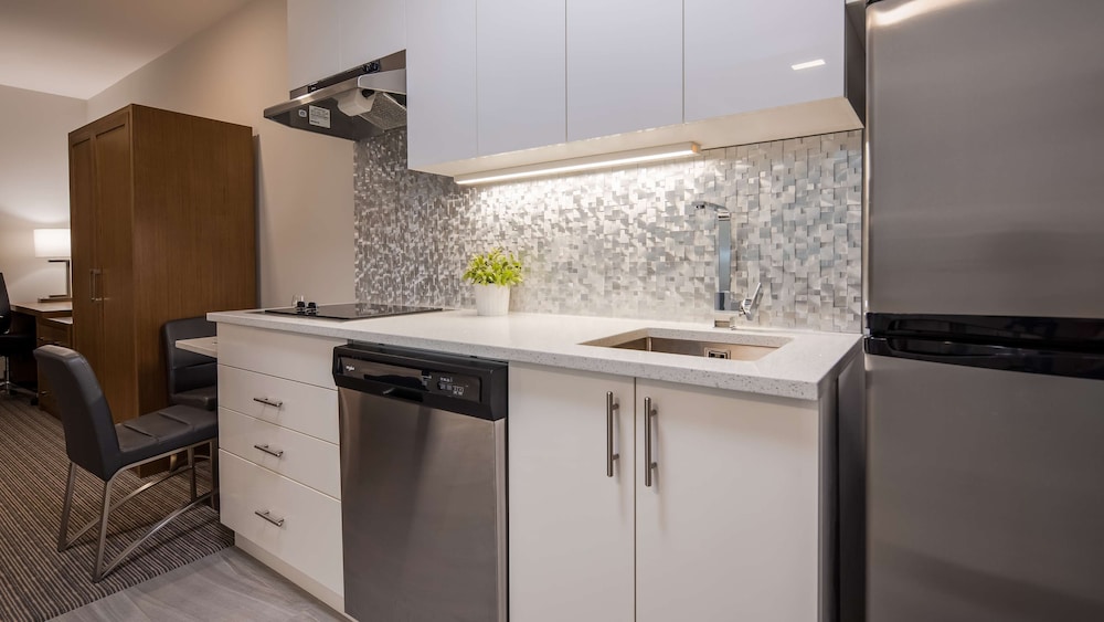 Executive Residency By Best Western Calgary City View North 8/59