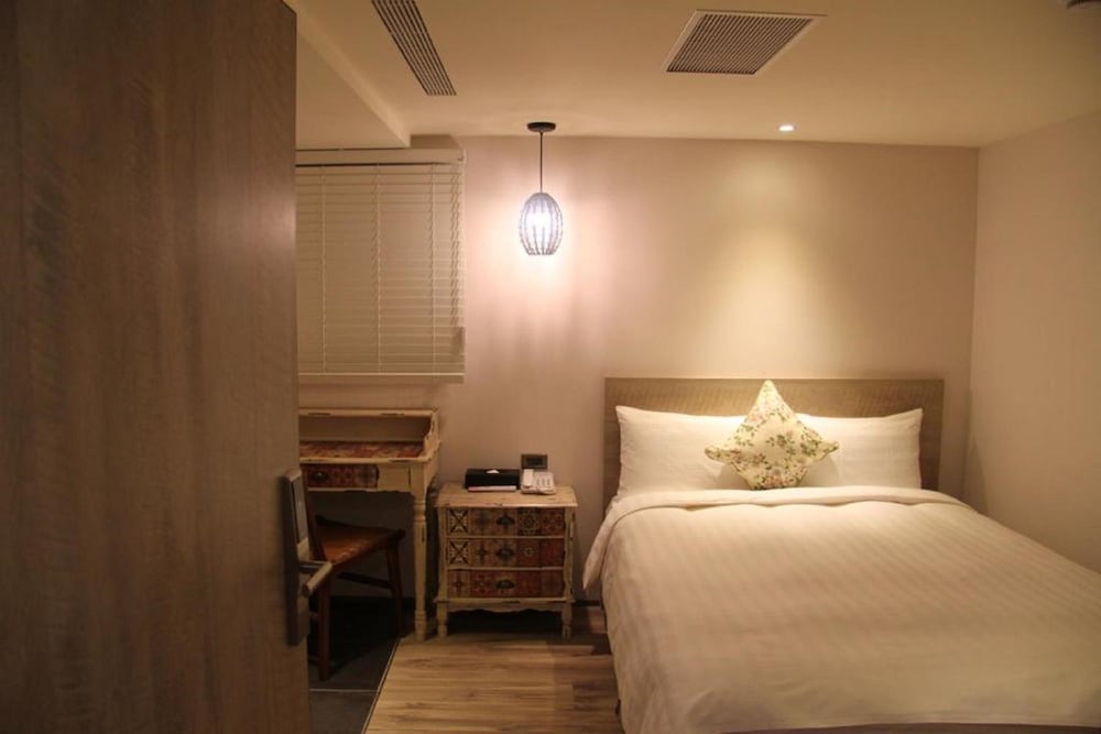 Lan Kwai Fong Garden Hotel 39/66
