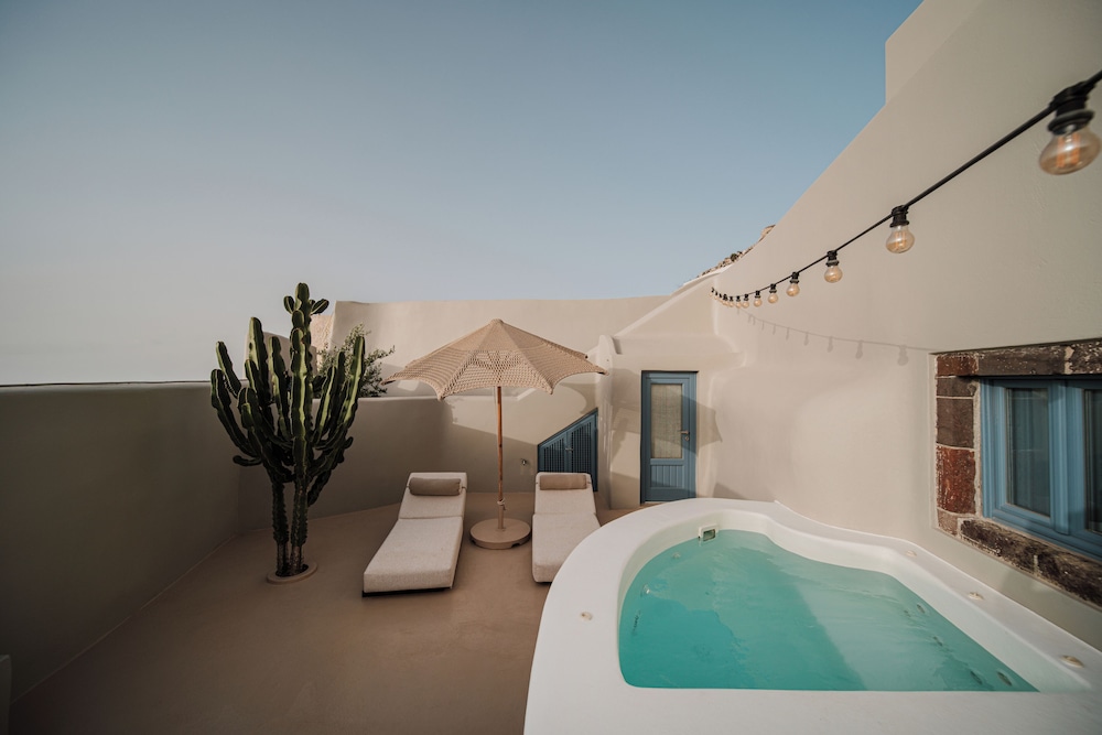 Luna Santorini Suites 30/50