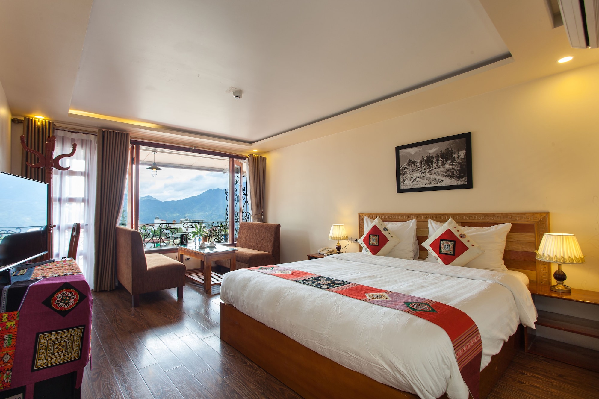 DELUXE, DOUBLE OR TWIN BED, MOUNTAIN VIEW