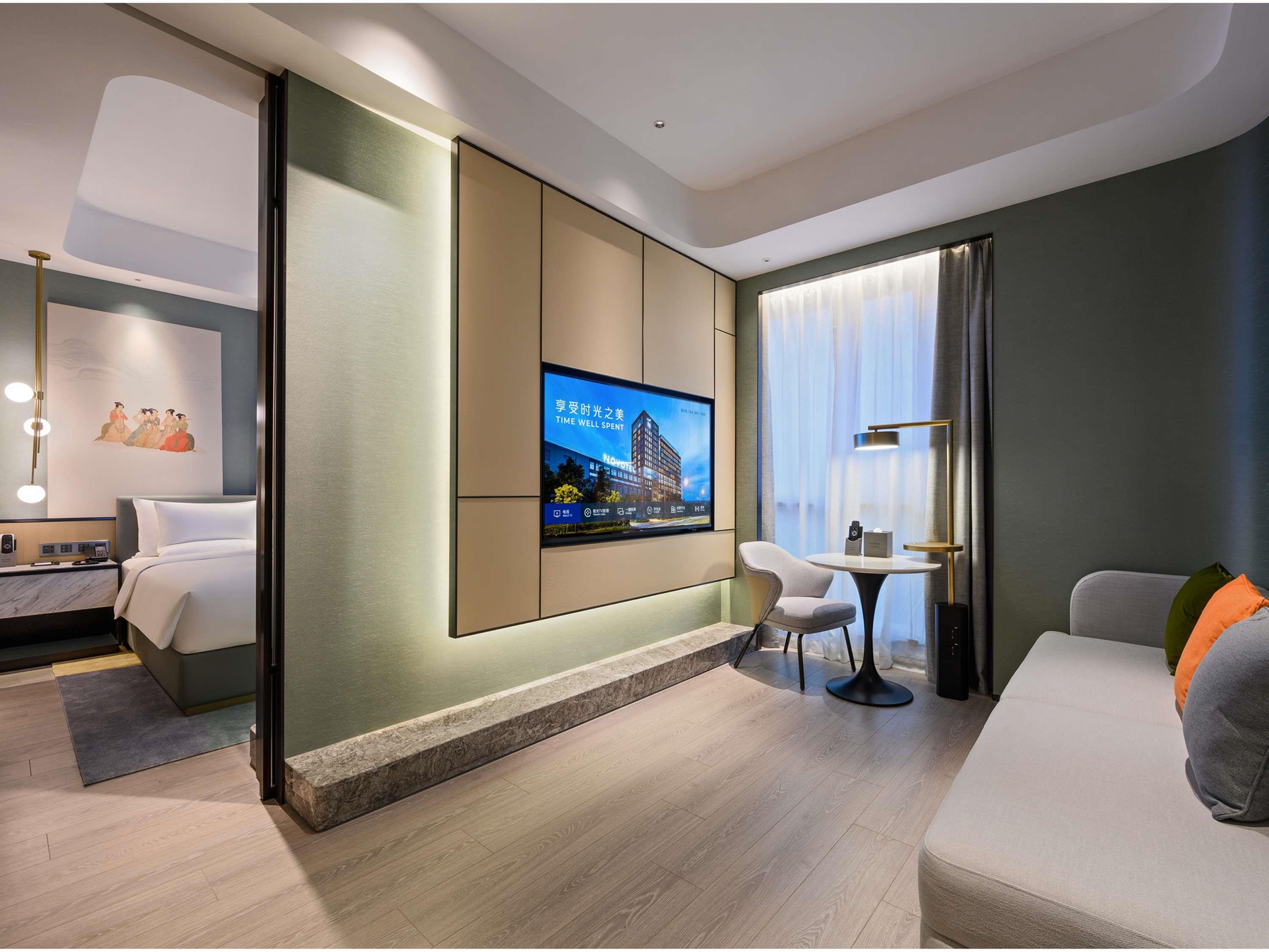 SUPERIOR, SUITE, KING BED, LAKE SIDE