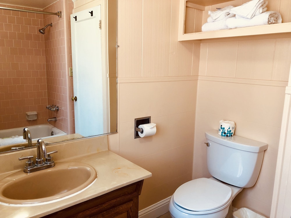 Carmel Resort Inn 71/72
