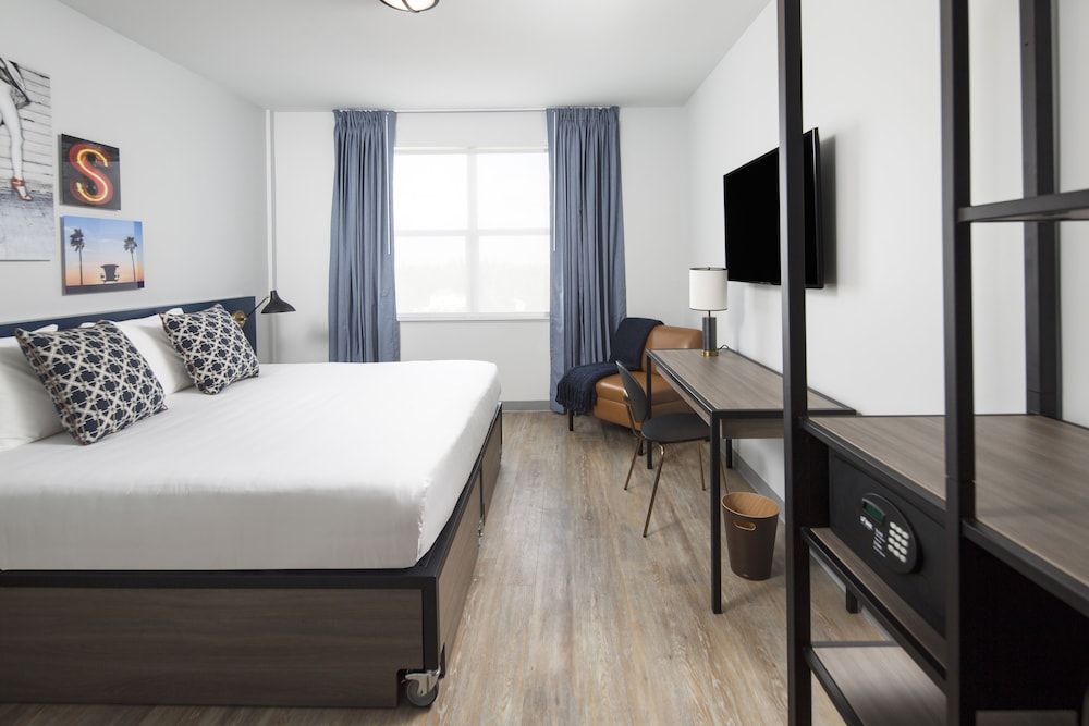 DELUXE, KING BED