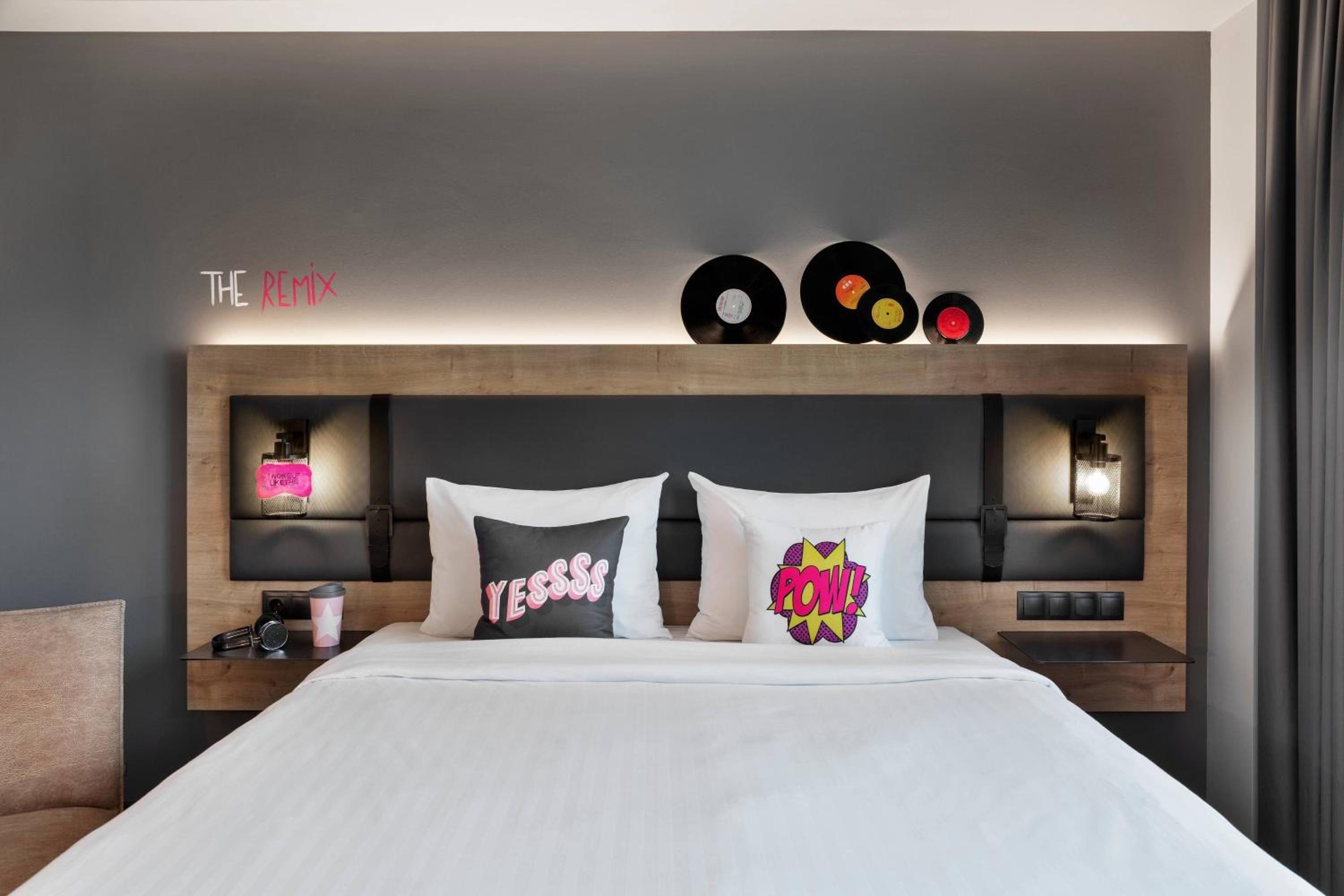 Moxy, Guest Room, Superior, Queen Bed, Street View, Accessible