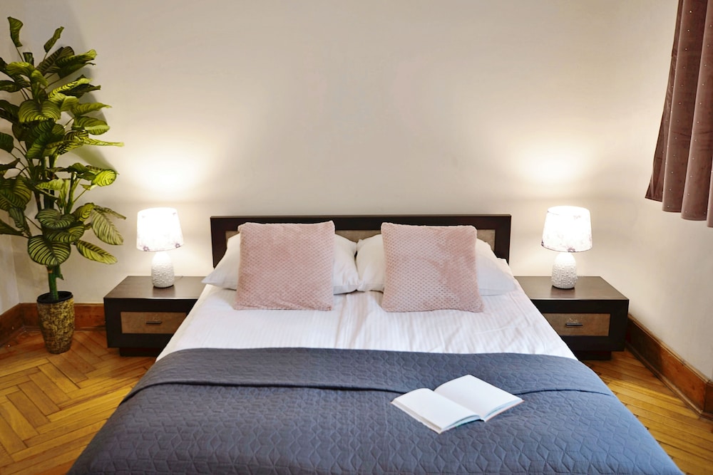 4 Bedrooms, Apartment, 4 Double Beds, Street View, Sofa