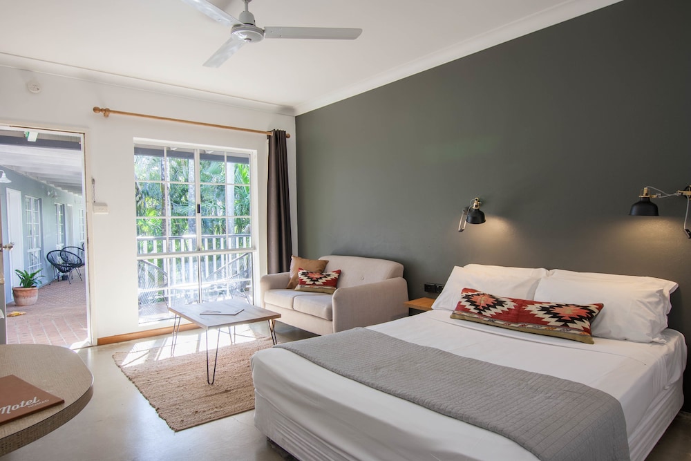 SUITE, QUEEN BED